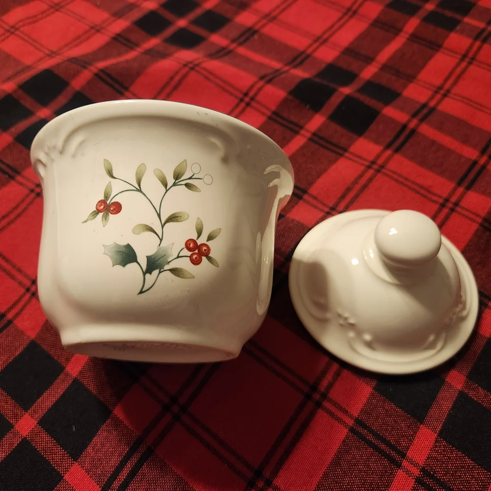Pfaltzgraff Winterberry Sugar Bowl With Lid